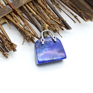 Nahaufnahme eines blauen Handtaschen-Anhängers aus Naturstein mit silbernen Griffen