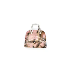 Detailansicht eines Handtaschen-Anhängers aus natürlichem rosa Stein für Halsketten
