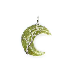 Vue détaillée pendentif lune en pierre verte avec motif arbre de vie en fil argenté