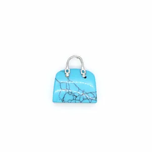 Detailansicht eines blauen Handtaschen-Anhängers aus Naturstein mit silbernem Henkel