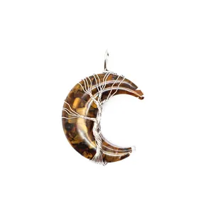 Détail du pendentif lune avec pierres œil de tigre et arbre de vie en fil d'argent fin