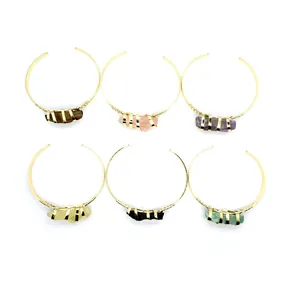 Set di sei bracciali rigidi aperti placcati oro con varie pietre naturali grezze