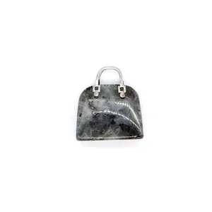 Detailansicht eines Handtaschenanhängers aus natürlichem Labradorit mit Metallgriff.
