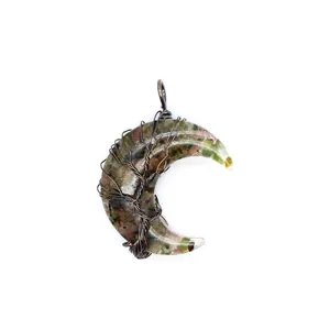 Vue macro détaillée d'un pendentif lune en résine avec pierres naturelles et fil de cuivre