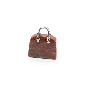 Detailansicht eines einzigartigen Natursteinanhängers in Form einer kleinen Handtasche.