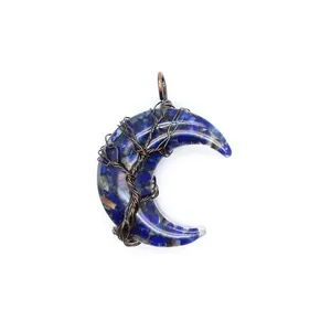 Vue rapprochée d'un pendentif lune en résine avec éclats de pierres bleues et fil métallique