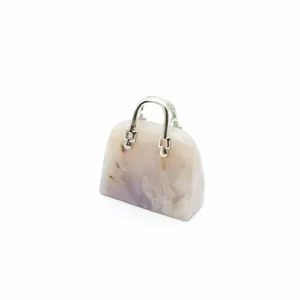 Nahaufnahme eines natürlichen Labradorit-Anhängers in Form einer kleinen Handtasche