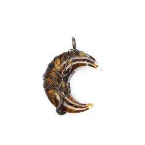 Vue détaillée d'un pendentif lune en œil de tigre avec du fil de cuivre enroulé