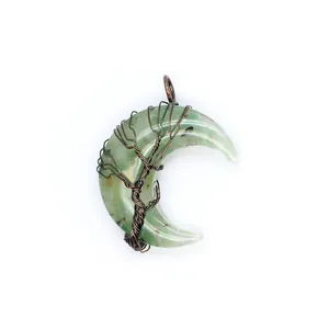Gros plan détaillé d'un pendentif lune vert avec fil enveloppé en motif arbre de vie