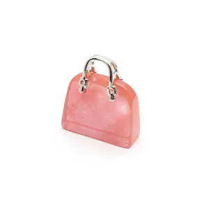 Detailansicht eines Mini-Handtaschenanhängers aus rosa Naturstein mit Silbergriffen