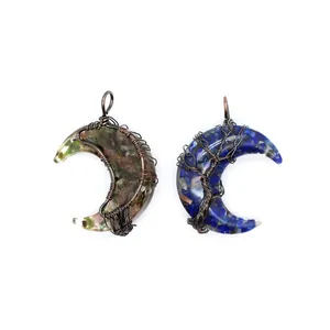 Détail de pendentifs demi-lune faits main avec fils enroulés et pierres naturelles.