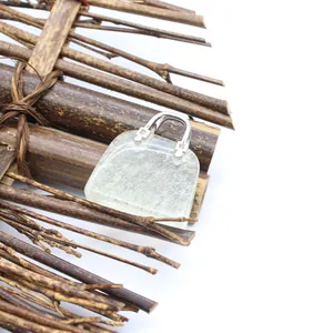 Detailansicht eines Anhängers aus natürlichem Labradorit-Stein in Handtaschenform