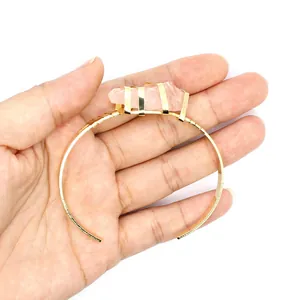 Vista dettagliata di un bracciale placcato oro 24K con pietra naturale rosa grezza