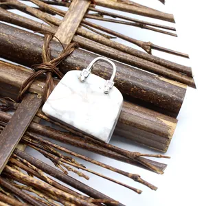 Detailansicht eines Handtaschen-Anhängers aus Naturstein mit einzigartiger Marmortextur