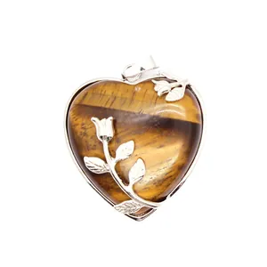 Gros plan d'un pendentif en œil de tigre en forme de cœur avec décor de rose