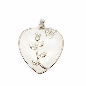 Pendentif en cristal en forme de cœur avec gravure florale de rose argentée élégante