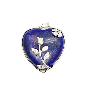 Gros plan d'un pendentif en lapis-lazuli en forme de cœur avec rose argentée
