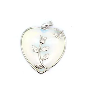 Vue détaillée d'un pendentif en opalite en forme de cœur avec un motif de rose argent