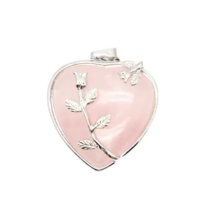 Pendentif cœur élégant en quartz rose avec détail de rose argentée pour collier.