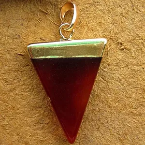 Pendentif triangulaire minimaliste en résine avec calotte dorée pour bijoux