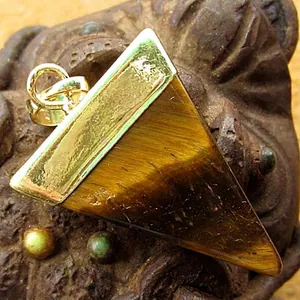 Pendentif triangulaire en pierre œil de tigre avec bélière plaquée or