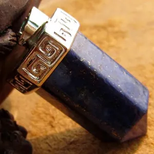 Großer sechseckiger Lapislazuli Kristallanhänger mit verzierter silberner Kappe
