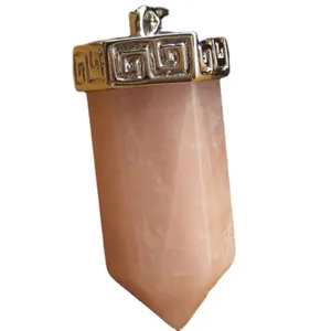 Rosa Rosenquarz Sechskant-Säulenanhänger mit Mäandermuster-Metallkappe.