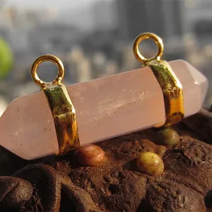 Hexagonaler Rosenquarz-Anhänger mit doppelten goldfarbenen Ösen