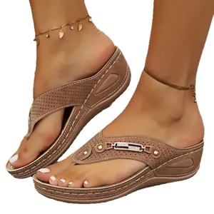 Comfortabele dames sandalen met sleehak, teenstuk, lasergesneden patroon en gesp