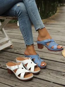 Nahaufnahme der stylischen blau-weißen Kreuzgurt-Sandaletten für Damen mit Blockabsatz