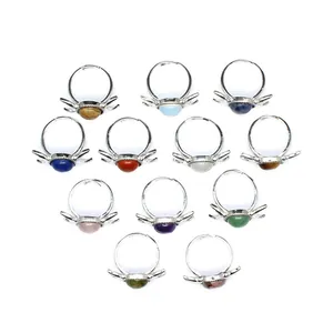 Set mit 12 verstellbaren Silberringen mit verschiedenen bunten Naturstein-Cabochons