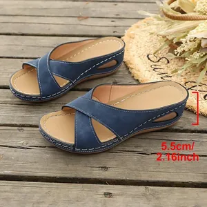 Seitenansicht der dunkelblauen Keilsandalen mit Angabe der Absatzhöhe von 5,5 cm