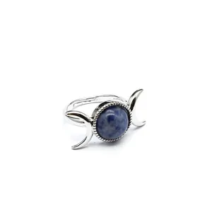 Detailansicht eines vintage silbernen Mondsichelrings mit blauem Naturstein-Zentrum.