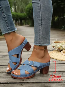 Detailansicht der 7,3 cm hohen Blockabsatz-Mules für Damen mit blauen Kreuzriemen.