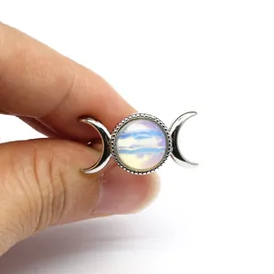 Detailansicht eines vintage silbernen Dreifachmond-Rings mit leuchtendem, irisierendem Stein