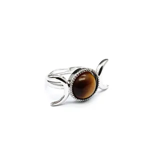 Detailansicht silberner Vintage-Mondsichelring mit braunem Naturstein Tigerauge
