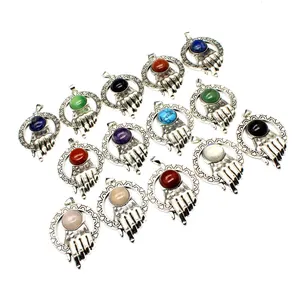 Collezione di pendenti a forma di mano con varie pietre naturali in finitura argento