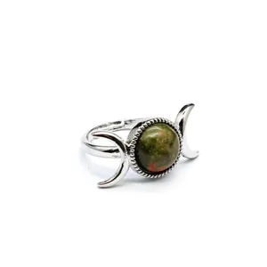 Detailansicht eines verstellbaren silbernen Vintage-Rings mit Mondsichel und Stein.