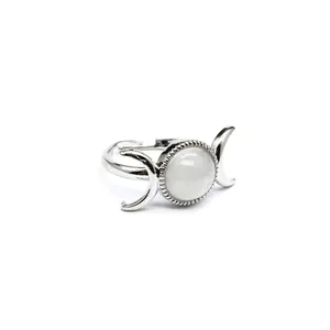 Nahaufnahme eines Vintage-Silberrings mit Dreifachmond und weißem Mondstein