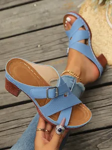 Detailansicht der hellblauen Sandalen mit Kreuzriemen, Schnalle und Blockabsatz