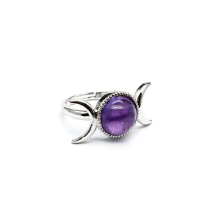 Detailansicht eines silbernen Vintage-Mondrings mit einem violetten Natursteinbesatz