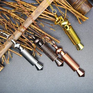 Gros plan de pendules en métal vintage montrant la texture nervurée et les couleurs.