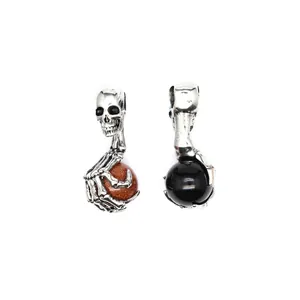 Nahaufnahme von gotischen Totenkopf-Krallenanhängern mit Sandstein- und Obsidiankugeln