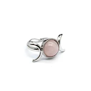 Detailansicht eines silbernen Dreifachmond-Rings mit rundem rosa Naturstein in der Mitte