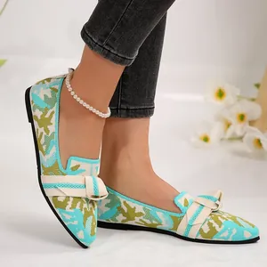 Mocasines ligeros de punto con punta fina y lazo mostrados en pies de modelo