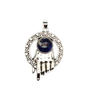 Dettaglio di un ciondolo a forma di mano in argento antico con pietra blu naturale