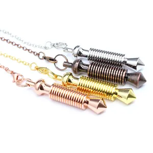 Ensemble de quatre pendules de radiesthésie en métal aux finitions vintage variées.