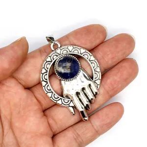 Vista dettagliata del ciondolo in argento vintage con motivo a mano e pietra naturale blu