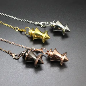 Dettaglio ravvicinato di pendoli geometrici per tarocchi in quattro finiture metalliche