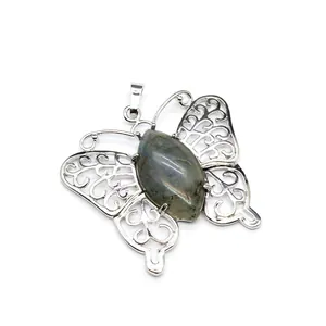 Vista dettagliata di un ciondolo a farfalla in argento traforato con labradorite